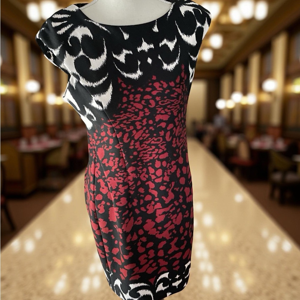 Chicos Black Red White dress Animal Print Cap Sleeve Sheath size 6 Sz 0.5 small - Picture 4 of 16